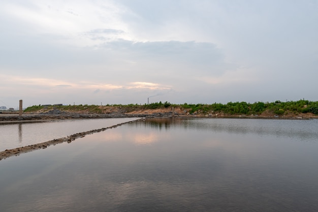 Terra alcalina salina sob o pôr do sol