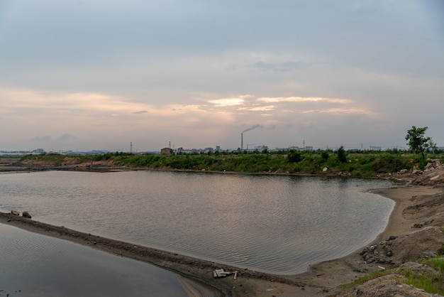 Terra alcalina salina sob o pôr do sol