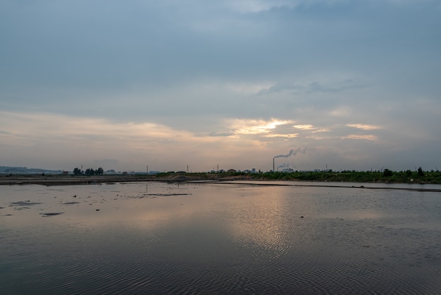 Terra alcalina salina sob o pôr do sol