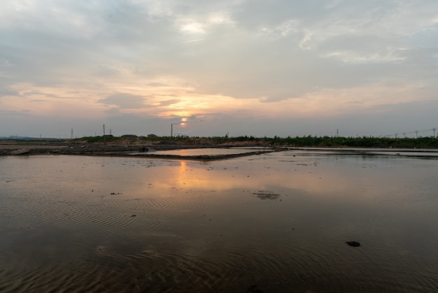 Terra alcalina salina sob o pôr do sol