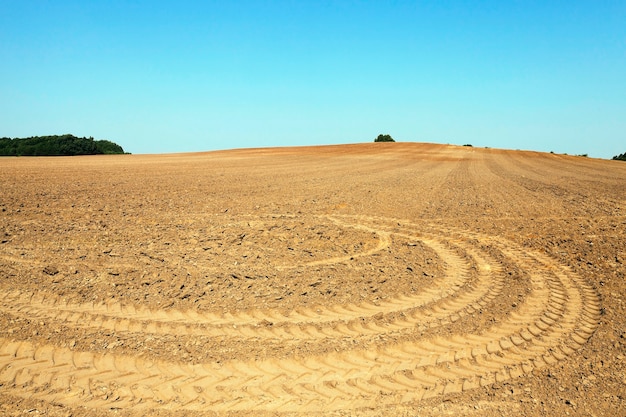 Terra arada no campo agrícola após a colheita do cereal