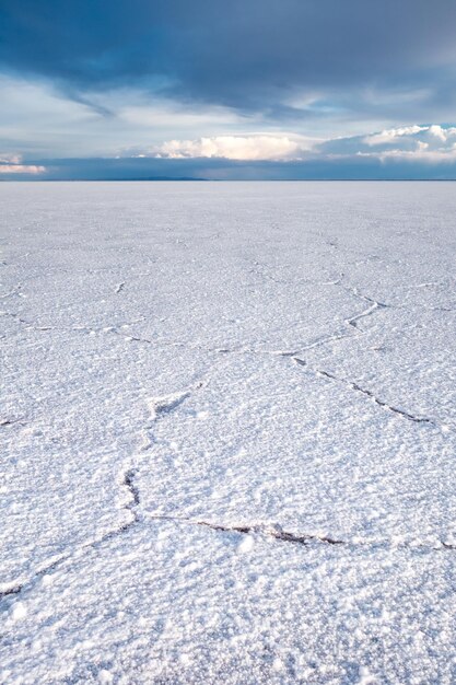 Foto terra coberta de neve contra o céu