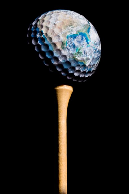 Terra como uma bola de golfe em uma parede preta