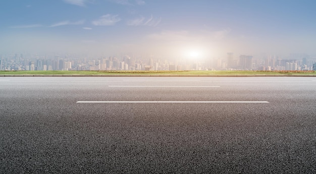 Foto terra da estrada asfaltada e paisagem dos edifícios da cidade