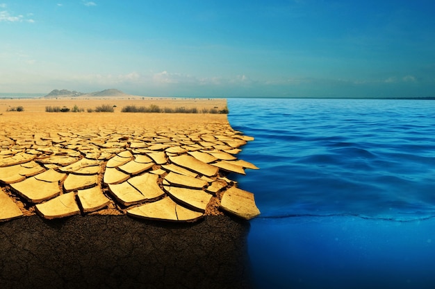 Terra morta seca e água no oceano, conceito de aquecimento global. Deserto e Mar