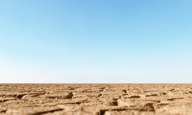 terra seca devido à seca com céu limpo