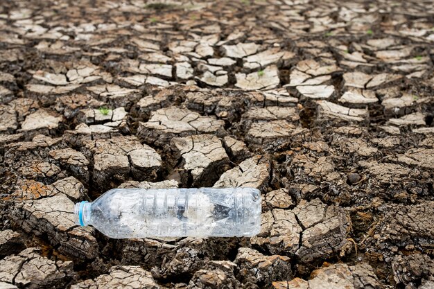 Terra seca rachada sem wate