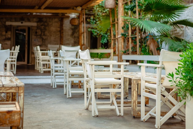 Terraço de café vazio com móveis brancos na rua