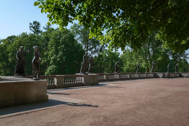 Terraço de granito com estátuas no Parque Catarina de Tsarskoye Selo Pushkin São Petersburgo, Rússia