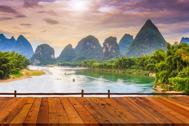 Foto terraço de madeira sobre foto pico de bambu lijiang névoa rural