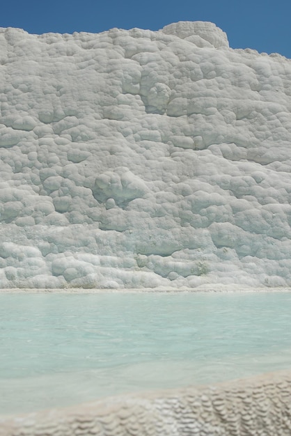 Terraço de travertino em Pamukkale em Denizli Turkiye