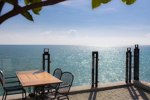 Terraço de verão com móveis modernos e elegantes em um destino de viagem luxuoso