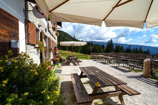 Terraço no rifugio Lunelli, montanhas Dolomitas, Itália