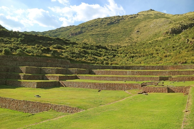 Terraços agrícolas do sítio arqueológico Tipon a 3400 metros acima do nível do mar em Cuzco Peru