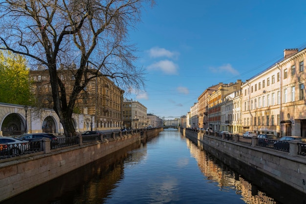 Terraplén del Canal Griboyedov en una soleada mañana de otoño, San Petersburgo, Rusia