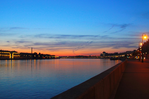 Terraplén de la ciudad al atardecer