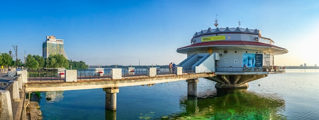 Terraplén de la ciudad de Dnipro en Ucrania en un día soleado de verano