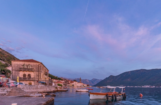 Terraplén en la ciudad de Perast al atardecer Montenegro