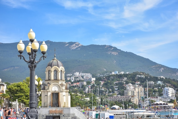 Terraplén en la ciudad turística de Yalta, la gente camina a lo largo del terraplén de Yalta