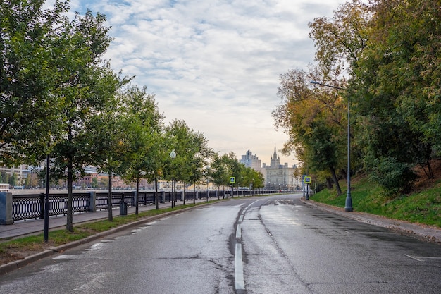 Terraplén de la curva vacía de la mañana en Moscú.