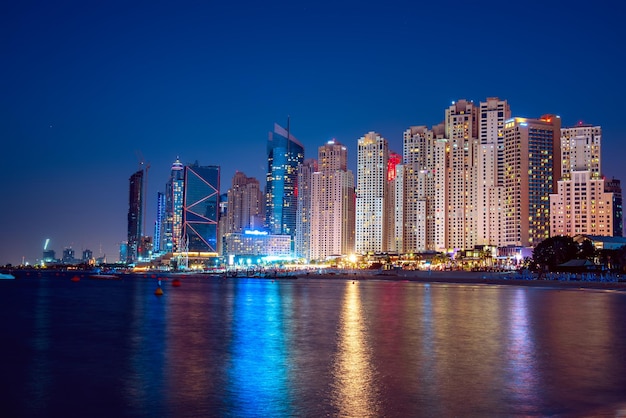 Terraplén de Dubai en la noche