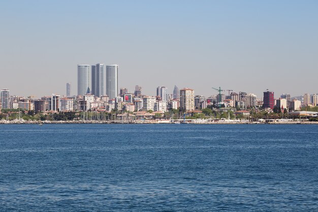 Terraplén de Estambul con centros de negocios