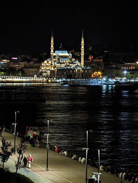 El terraplén de Estambul por la noche