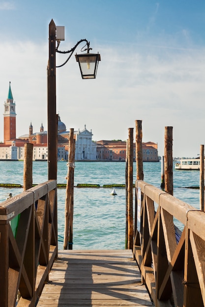 Terraplén de las góndolas en el Gran Canal de Venecia, Italia