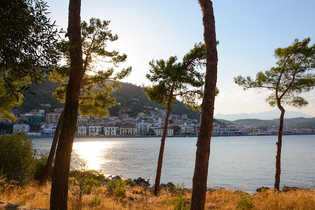 Terraplén de Gytheio en el Peloponeso en Grecia al atardecer