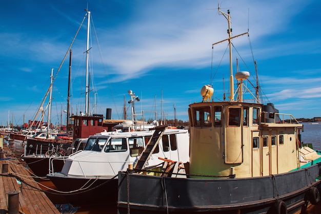 Terraplén de Helsinki con barcos y cielo azul profundo con nubes, antecedentes de viajes