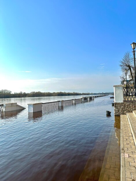 terraplén inundado de la ciudad