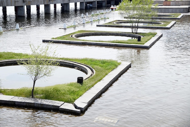 Foto terraplén inundado de la gran ciudad