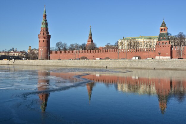 El terraplén de invierno del Kremlin de Moscú