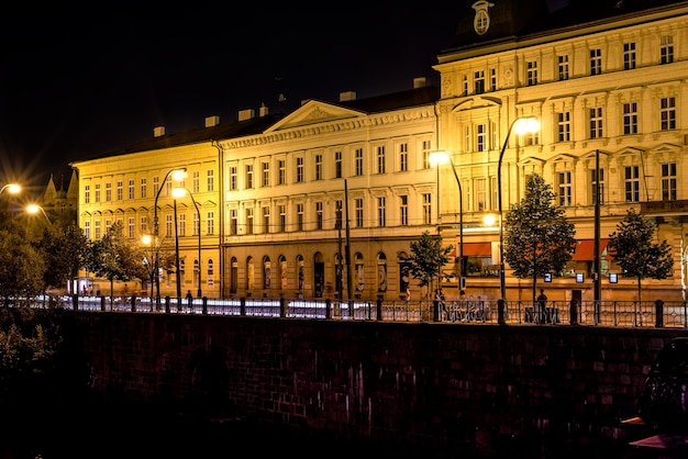 Terraplén Janackovo Janackovo nabrezi en la noche Praga República Checa