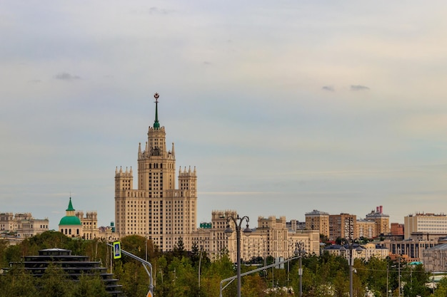 Terraplén Kotelnicheskaya edificio uno de los siete rascacielos estalinistas en Moscú Rusia