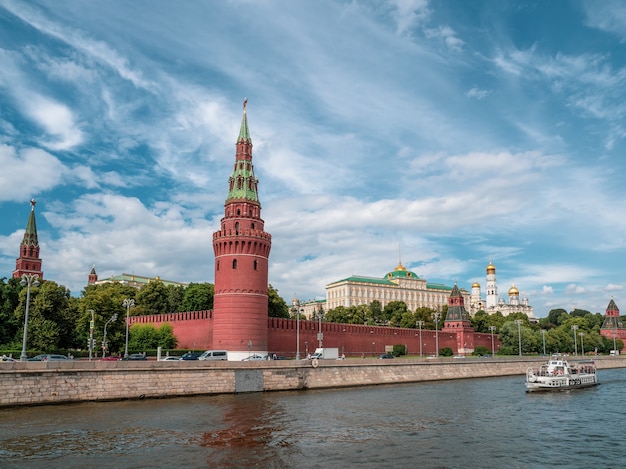 Terraplén del Kremlin en un día de verano. Torres del Kremlin de Moscú. Campanario de Iván el Grande. Iglesias en Moscú.