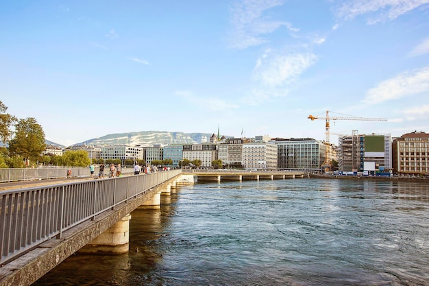 Terraplén del lago geneva en verano