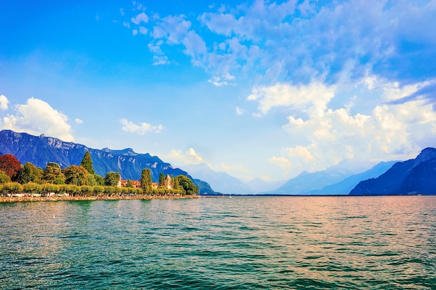 Terraplén del lago de Ginebra en Vevey, Riviera suiza. Montañas de los Alpes en el fondo