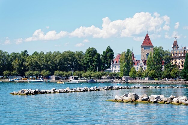 Terraplén del lago Lemán en Chateau Ouchy en Lausana, Suiza.