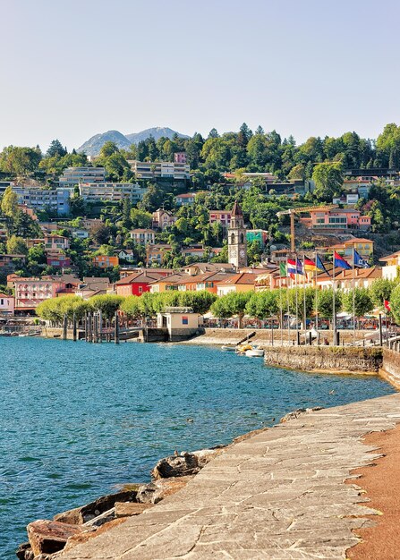 Terraplén del lujoso resort en Ascona en el lago Maggiore en el cantón de Ticino en Suiza.