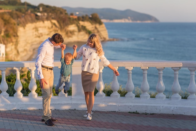 Terraplén del Mar Negro Actividad al aire libre activa de padres y personas en vacaciones de verano