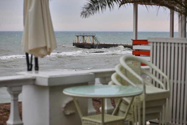 Terraplén del Mar Negro en Sochi, Rusia en invierno.