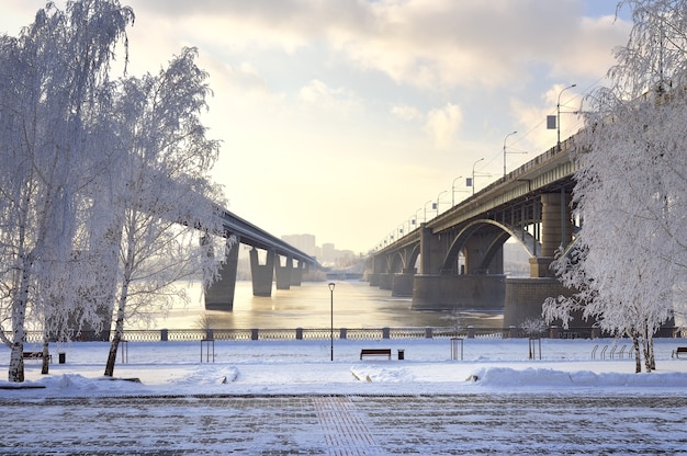 terraplén de michaels en invierno puente oktyabrsky y puente de metro a través del ob