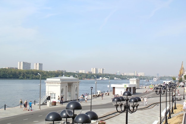 Terraplén en el muelle de la estación fluvial. Punto de partida de los barcos de turismo de cruceros. Terminal de pasajeros. Pedestal