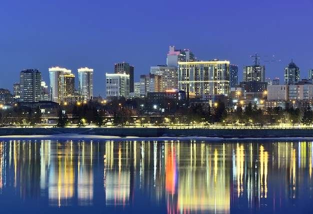 Terraplén en Novosibirsk por la noche