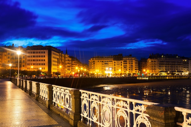 Terraplén y playa en el crepúsculo en San Sebastián