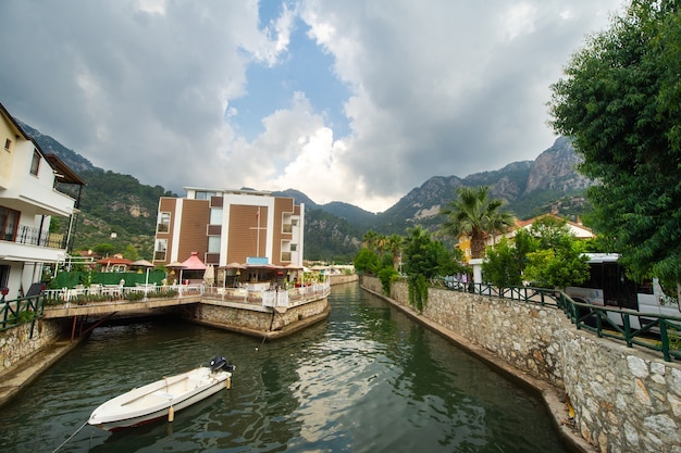 El terraplén del pueblo de Turunch en la provincia de Mugla.Turquía