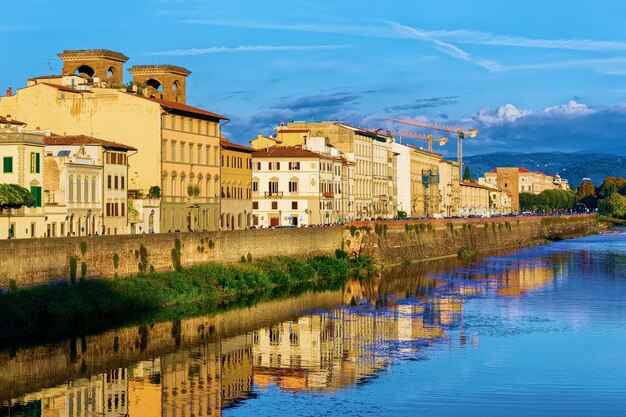 Terraplén del río Arno en Florencia en Italia.