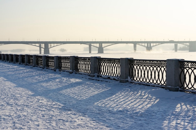 El terraplén del río en la ciudad de Novosibirsk en Rusia en invierno