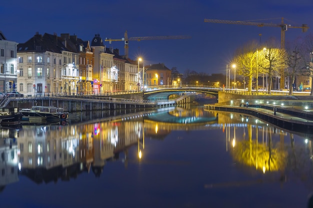 Terraplén del río Leie en la ciudad de Gante por la noche Bélgica